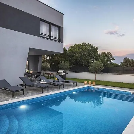 Tika Comfortable Villa Pula